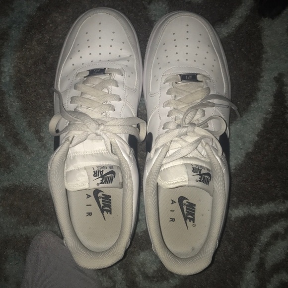 Air Force 1 - Men’s size 9.5 - Picture 4 of 8